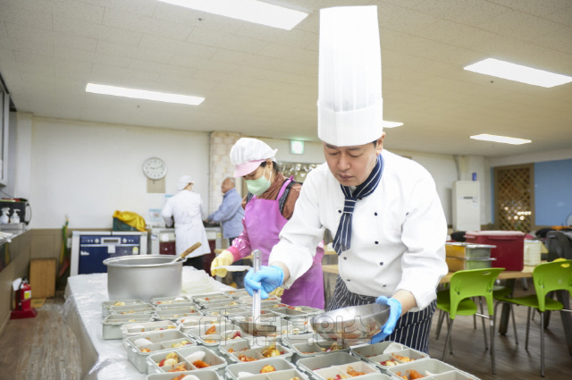 지난 26일 부산 해운대구 영진종합사회복지관에서 진행된 '셰프의 중식' 나눔 행사에서 파라다이스 호텔 부산 중식당 '남풍' 전석수 마스터 셰프가 식사를 조리하고 있다. [사진제공=파라다이스호텔]